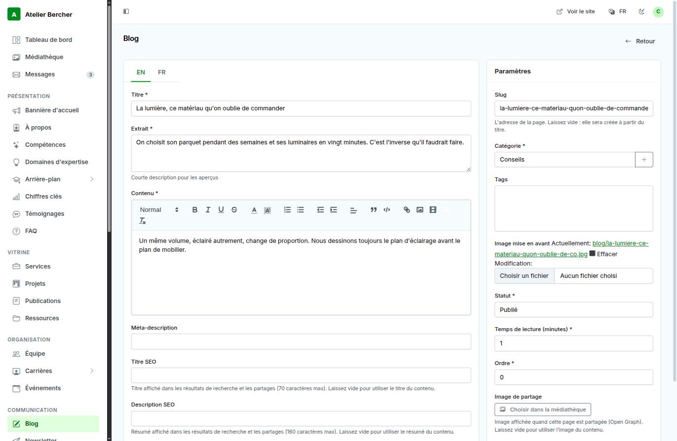L'editor dell'articolo: schede di lingua, titolo, estratto, testo formattato e sotto i campi SEO.